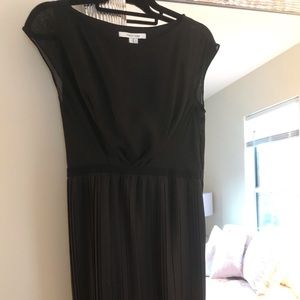 Silky Pleated Max and Cleo dress— size 4– like new